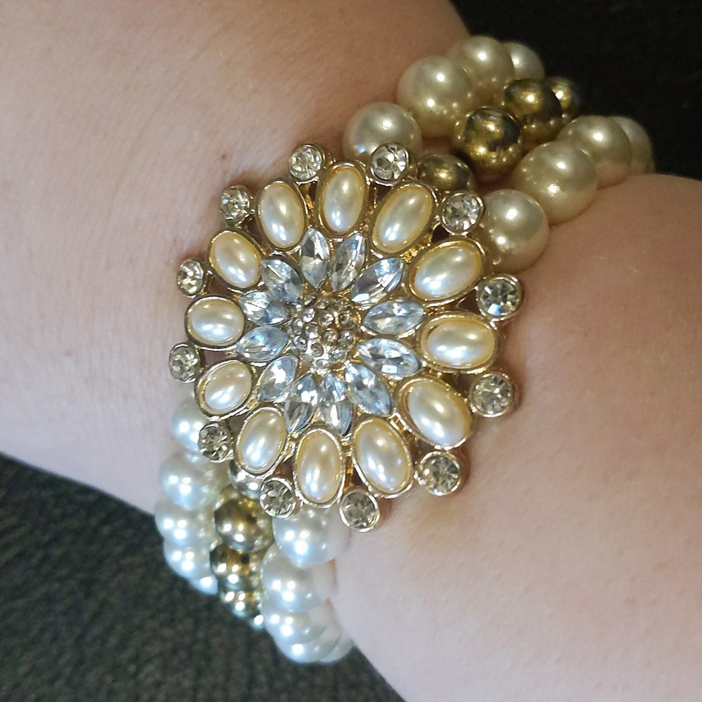 Pearl and gold stretch bracelet